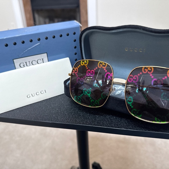 Certified Gucci sunglasses - Picture 1 of 3